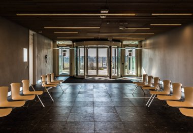 Auderghem, Brüksel / Belçika - 02 18 2019: CHIREC hastanesinin boş bekleme odasındaki tahta sandalyeler