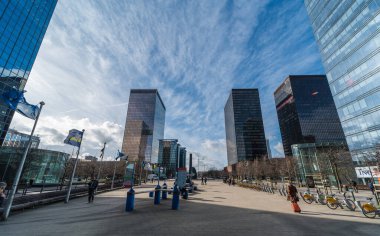 Brüksel, Belçika - 03 10 2019: Şehir merkezindeki ofis semtinden Brüksel 'deki Kuzey Tren İstasyonu' na yürüyen gezginler ve gezginler