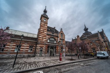 Schaerbeek, Brüksel / Belçika - 03: 15 2019: Elisabeth Meydanı 'nda Flaman Neo Rönesans tarzında Schaerbeek' in Belçika tren istasyonu