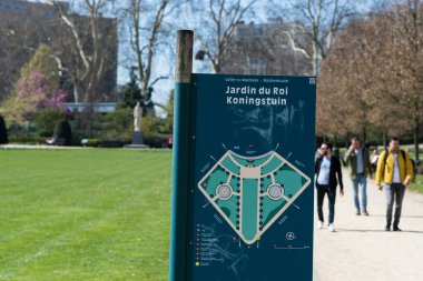 Ixelles, Brüksel / Belçika - 03: 30 2019: Maelbeek Vadisi 'ndeki Jardin du Roi-Konigstuin adlı kraliyet bahçesinin işareti
