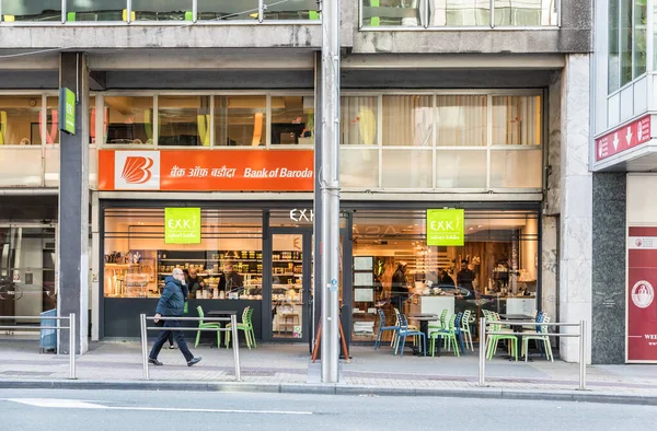 Brüksel Belediyesi - Belçika - 02: 15 2019: Baroda Bankası ofislerinin ön cephesi, yoldan geçen bir yaya ile sokak seviyesinde Exki doğal fast food restoranı