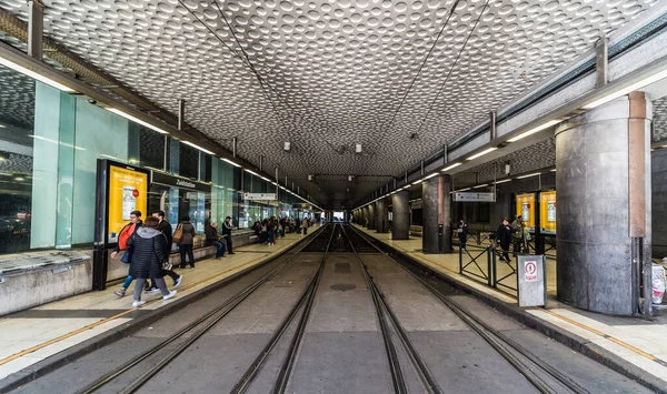 Bruselas Sur Bélgica 2018 Los Viajeros Que Esperan Tranvía Autobús —  Fotos de Stock