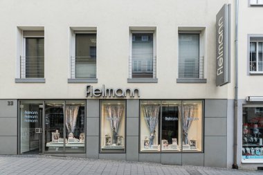 Bitburg, Rhineland-Palatinate - Almanya - 04 08 2019 Çağdaş moda dükkanı Fielmann ana caddede, Hauptstrasse