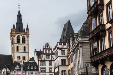 Trier, Rhineland-Palatinate - Almanya - 04: 15 2019 Ön cephelerde, caddelerde ve Hauptmarkt 'ın eski binalarında, ana pazar meydanında