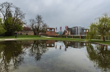 Trier, Rhineland-Palatinate - Almanya - 04: 15 2019 - Küçük bir su birikintisinde yansıyan ağaçlar ve evler