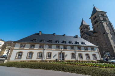 Echternach - Lüksemburg Büyük Dükalığı - 04 14 2019 - Ön cephe ve manastır ve Echternach Klasik Lycee Klasiği