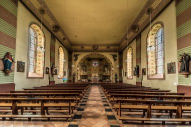 Schweich, Rhineland- Almanya - 04 12 2019 - Kırsal Schweich köyünde ahşap süslemeli küçük katolik kilise