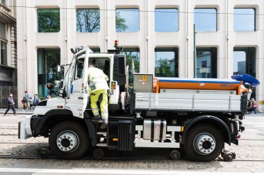 Brüksel Eski Kent, Brüksel Başkent Bölgesi - Belçika - 05 01 2019 - Hem lastik hem de çelik tekerlek çekme ve onarım için servis tramvayı