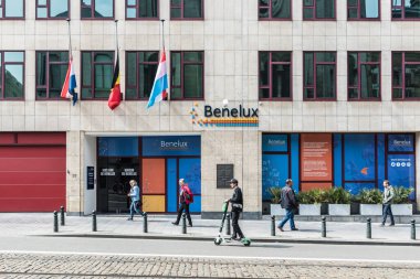 Brüksel Eski Kent, Brüksel Başkent Bölgesi - Belçika - 05 01 2019 - Benelux genel sekreterinin önünde yürüyen ve elektronik bir adım atan insanlar