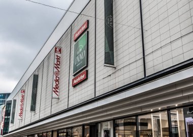 Brüksel Eski Kenti - Belçika - 05 17 2019 - Ana alışveriş caddesi Rue Neuve 'deki Mediamarkt ve Inno alışveriş merkezinin çapraz cephesi