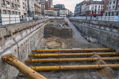Brüksel Eski Kenti - Belçika - 05: 22 2019 Antik çağlarda inşa edilen otopark 58 büyük beton ve metal temel direkleri ile yerle bir edildi.