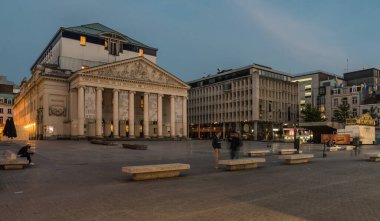 Brüksel Eski Kenti - Belçika - 05: 22 2019 - La Monnaie - De Munt Opera binası ve meydanı