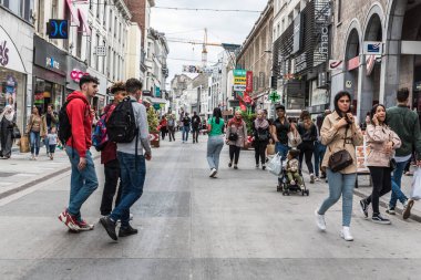 Ixelles, Brüksel Başkent Bölgesi - Belçika - 06 22 2020 - Alışveriş caddesinde bisiklet süren insanlar