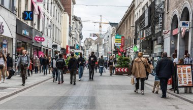 Ixelles, Brüksel Başkent Bölgesi - Belçika - 06 22 2020 - Alışveriş caddesinde bisiklet süren insanlar