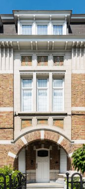 Schaerbeek, Brüksel - Belçika - 05: 30 2019 Monplaisir civarındaki Art Nouveau cephesi Eugene Demolder 'dan Prenses Elisabeth ve Lambermont Bulvarı' ndan ödünç alındı.