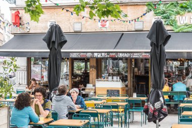 Brüksel Eski Kenti - Belçika - 06 07 2019 - Dansaert Caddesi yakınlarındaki De Walvis brasserie 'nin terasında içen Flamanlar