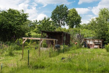 Uccle, Brüksel - Belçika - 06: 14 2019 - Ahşap bahçe evi ve Avijl Platosu 'ndaki bir mutfak bahçesinde park