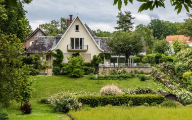 Uccle, Brüksel - Belçika - 06 14 2019: Büyük yeşil bahçesi ve terası olan lüks kır evi
