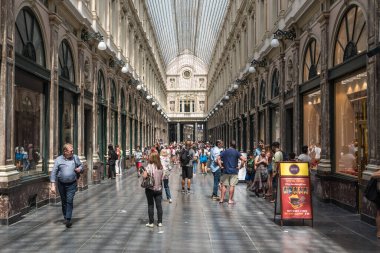 Brüksel Eski Kenti - Belçika - 06: 25 2019 Saint Hubertus Galerisi 'nde yaz kıyafetleri içinde yürüyen insanlar