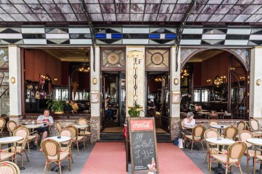 Brüksel Eski Kenti - Belçika - 06: 25 2019 Le Falstaff 'ın yeni sanat terası cam ve çelik süslemeli tipik brasserisi