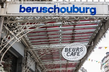 Brüksel Eski Kenti - Belçika - 06: 25 2019 Beursschouwburg Tiyatrosu ve Beurs Kafesi 'nin Metal Sanat Dekorasyonu