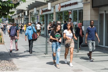 Brüksel Eski Kenti - Belçika - 06: 25 2019 Yazlık giysileri içinde Anspach Bulvarı 'ndaki alışveriş caddelerinde yürüyen genç kızlar ve oğlanlar