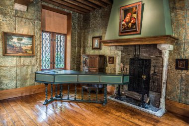 Anderlecht, Brüksel - Belçika - 06 26 2019 Clavichord ana salonda ve sergi salonunda ahşap zemin, mobilya ve sanat eserleri Erasmus evinde