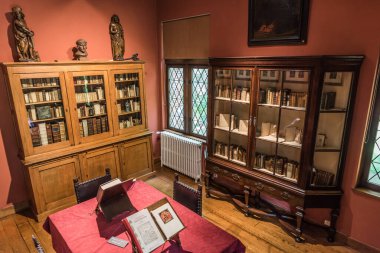 Anderlecht, Brüksel - Belçika - 06 26 26 2019 Cupboars Erasmus 'ların evindeki hümanizm hakkında Latince kitaplar