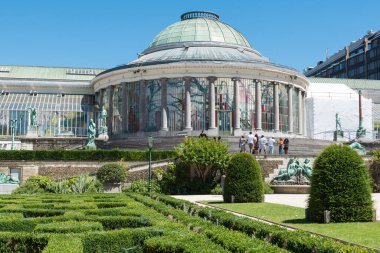 Saint-Josse-ten-Noode, Brüksel, Belçika - 06 29 2019 Botanik bahçesinin ana salonu ve cam kubbesi