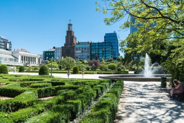 Saint-Josse-ten-Noode, Brüksel - Belçika - 06 29 2019 Arka planda modern cam ve çelik ofis binaları olan Botanique parkı ve bahçesi