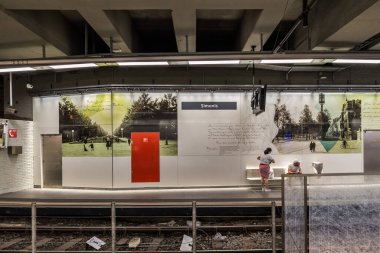 Schaerbeek, Brüksel - Belçika, 06 29 2019 - Simonis 'teki tramvay 19 metro istasyonunun Groot - Bijgaarden