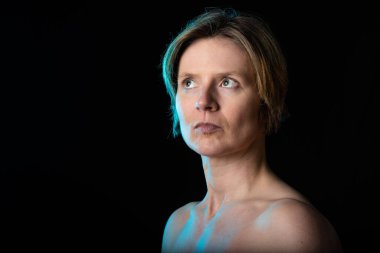 35 yaşında, Brüksel 'de çıplak omuzlu beyaz bir kadının sade stüdyo portresi.