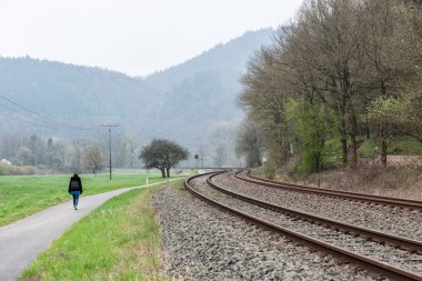 Kordel, Rhineland-Palatinate - Almanya - 04 09 2019 Çift bükümlü demiryolu Kyll Deresi vadisi boyunca sisli doğa manzarasında