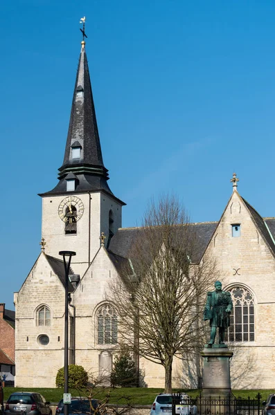 Meise Flandman Brabant Region ベルギー 2022年3月6日 青い空の上の村のカトリック教会の塔 — ストック写真