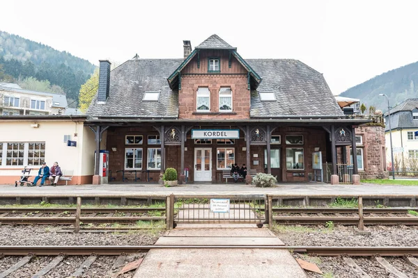 Kordel Rhineland Palatinate Germany 2019 사람들은 마을의 철도역에서 열차를 기다리고 — 스톡 사진