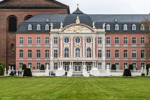 Трир Рейнланд Пфальц Германия 2019 Симметричный Барочный Фасад Избирательного Дворца — стоковое фото
