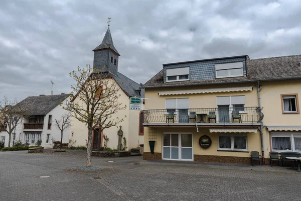 シュヴァヒヒ ラインラント Palatate ドイツ 2019 地方の村シュヴァヒヒの広場と小カトリック教会 — ストック写真