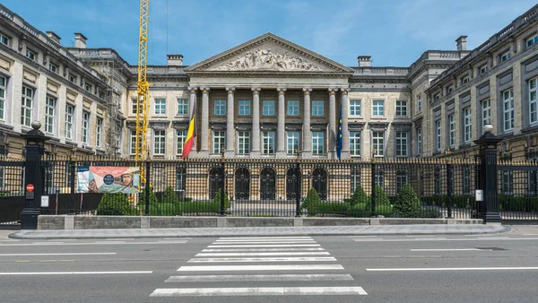 布鲁塞尔旧城 比利时 2019年6月25日 比利时联邦议会立面 悬挂比利时国旗 — 图库照片