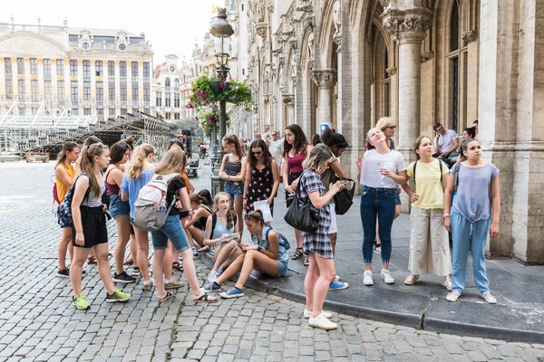 Brüksel Eski Kenti - Belçika - 06: 25 2019 Polonya 'da Grande Place' i ziyaret eden bir liseden bir grup genç kız