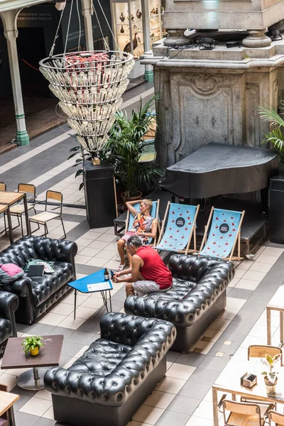 Bruselas Ciudad Vieja Bélgica 2019 Parejas Maduras Descansando Tomando Una —  Fotos de Stock