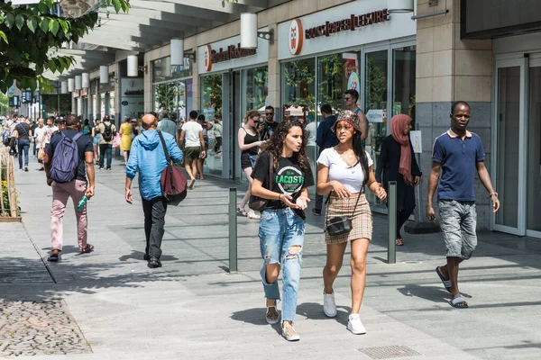 Brüksel Eski Kenti - Belçika - 06: 25 2019 Yazlık giysileri içinde Anspach Bulvarı 'ndaki alışveriş caddelerinde yürüyen genç kızlar ve oğlanlar