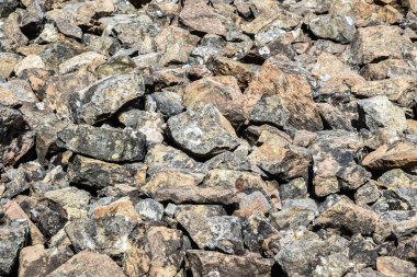 İsveç 'teki Sala Silver madeninin etrafında gümüş minderlerle gri taşları kapatın.