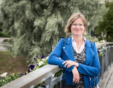 Old Town, Sundsvall, İsveç 'te bir köprüde poz veren çekici 30 yaşında bir kadın.