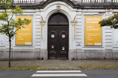 Tournai Doornik, Walloon Bölgesi - Belçika - 08 14 2019 Ekonomik Eğitim Koleji Cephesi