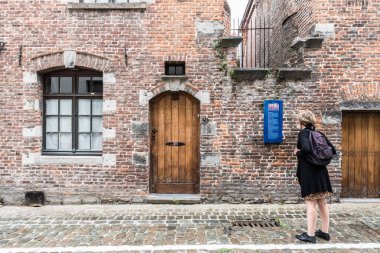 Tournai Doornik, Walloon Bölgesi - Belçika - 08 14 2019 Yerel turist Folklor müzesinin ön cephesine ve girişine bakıyor