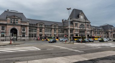 Tournai Doornik, Walloon Bölgesi - Belçika - 08 14 2019 - Tournai tren istasyonunun ön cephesi ve girişi