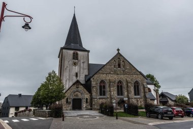 Bullingen, Walloon Bölgesi - Doğu Belçika - 08 27 2019 Yerel Katolik kilisesi ve meydan