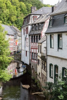 Monschau Eski Kasabası, Kuzey Ren-Vestfalya - Almanya - 08 27 27 2019 Monschau köyü merkezinden yukarıdan manzara
