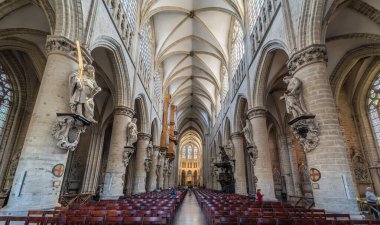Brüksel Eski Kent, Brüksel Başkent Bölgesi - Belçika - 09 02 2019 Saint Michael ve Saint Gudula Katedrali 'nin Gotik iç tasarımı