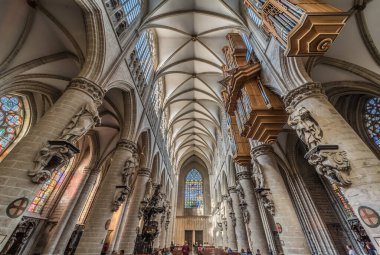 Brüksel Eski Kent, Brüksel Başkent Bölgesi - Belçika - 09 02 2019 Saint Michael ve Saint Gudula Katedrali 'nin Gotik iç tasarımı